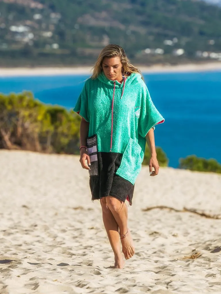 Femeie poarta un poncho plaja dama colorat, pentru plaja, scuba sau surfing, culoare verde cu negru