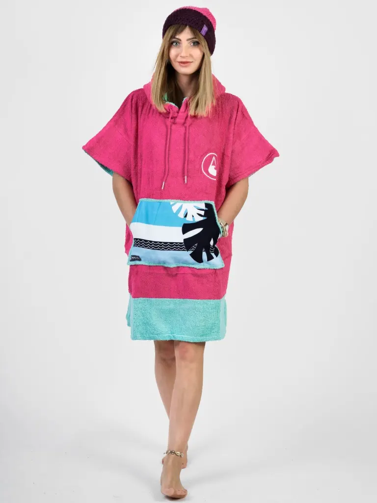 Femeie poarta un poncho plaja dama colorat, pentru plaja, scuba sau surfing, culoare roz, turcoaz