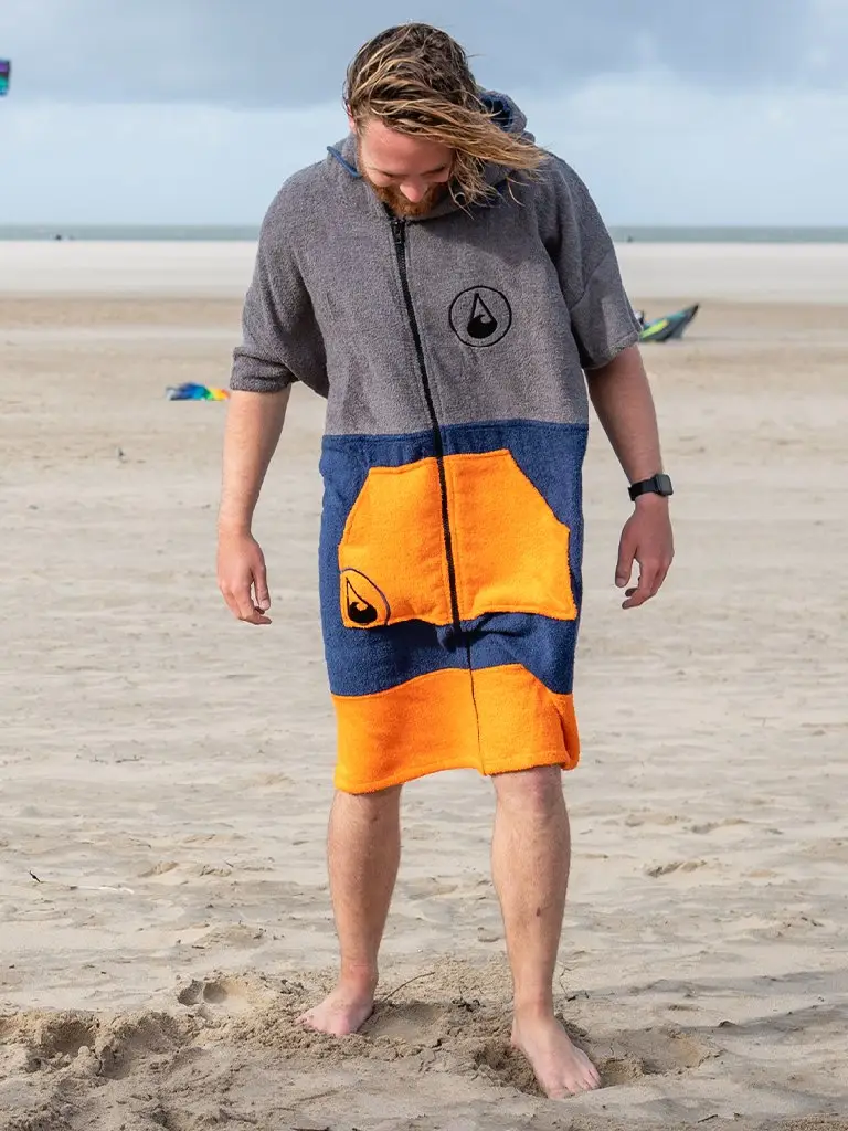 Barbat care poarta un poncho barbati colorat, pentru plaja, scuba sau surfing, culoare gri, albastru si portocaliu