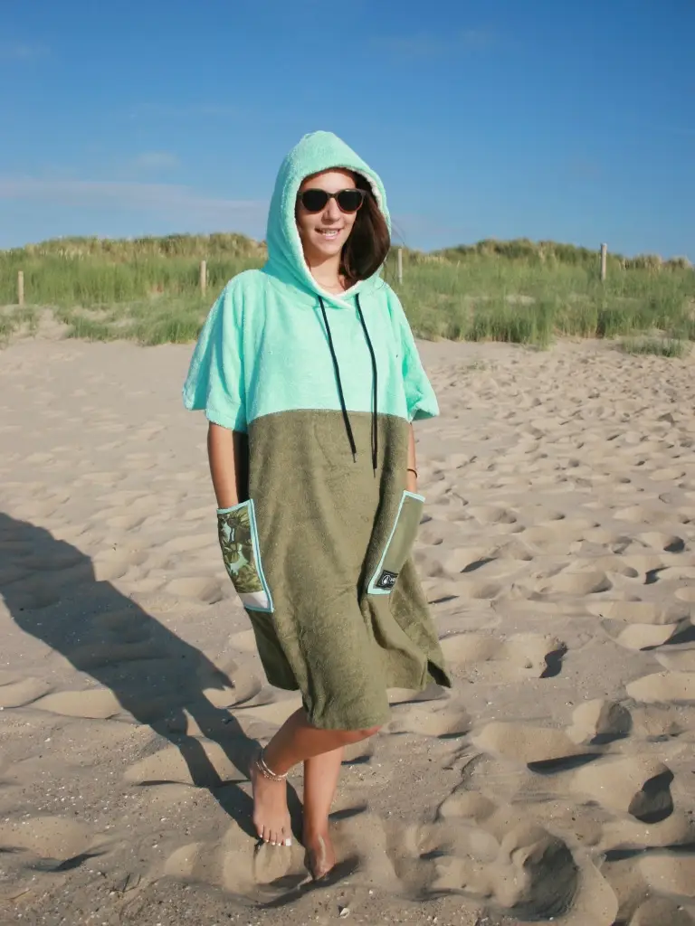 Femeie cu ochelari de soare care poarta un poncho plaja dama din bumbac, culoare albastru deschis si maro