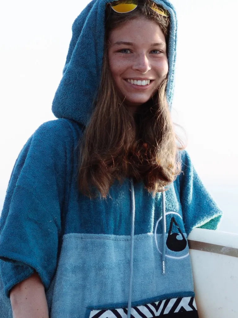 Femeie care poarta un poncho plaja dama colorat, pentru plaja, scuba sau surfing, culoare albastru deschis, albastru inchis, negru si alb