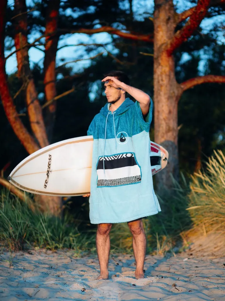 Barbat care poarta un poncho plaja dama colorat, pentru plaja, scuba sau surfing, culoare albastru deschis, albastru inchis, negru si alb