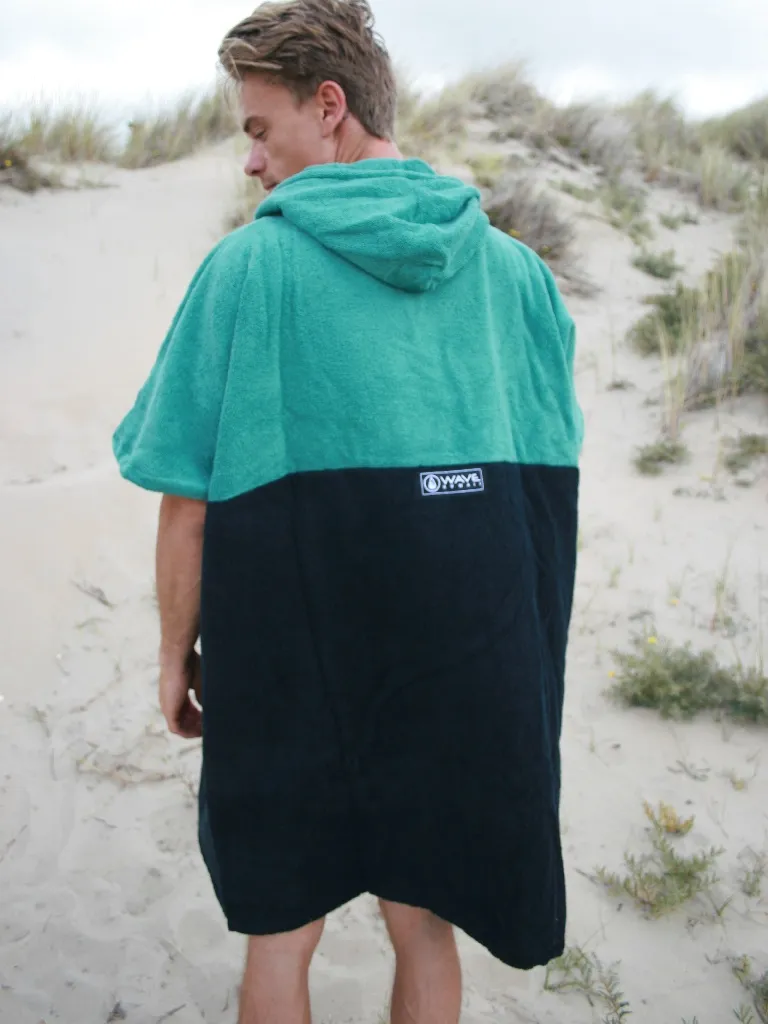 Barbat care poarta un poncho barbati colorat, pentru plaja, scuba sau surfing, culoare verde deschis si negru