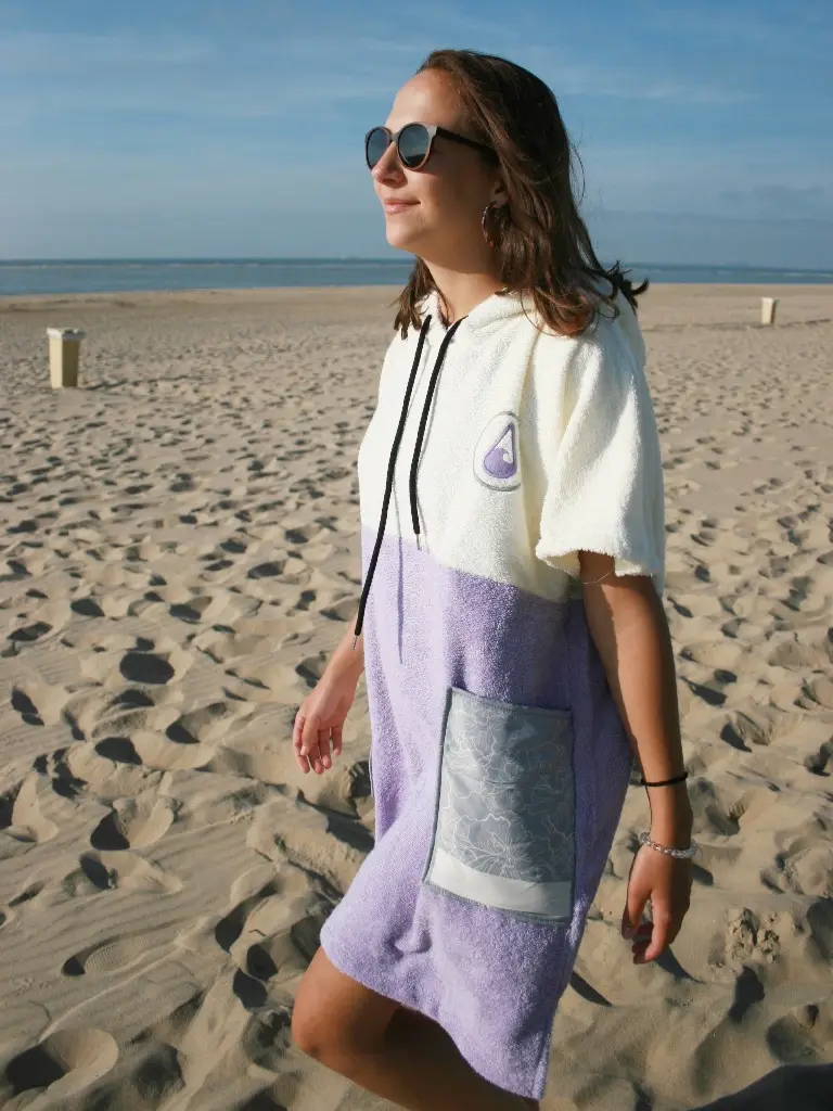 Femeie cu ochelari de soare care poarta un poncho plaja dama din bumbac, culoare alb cu mov deschis