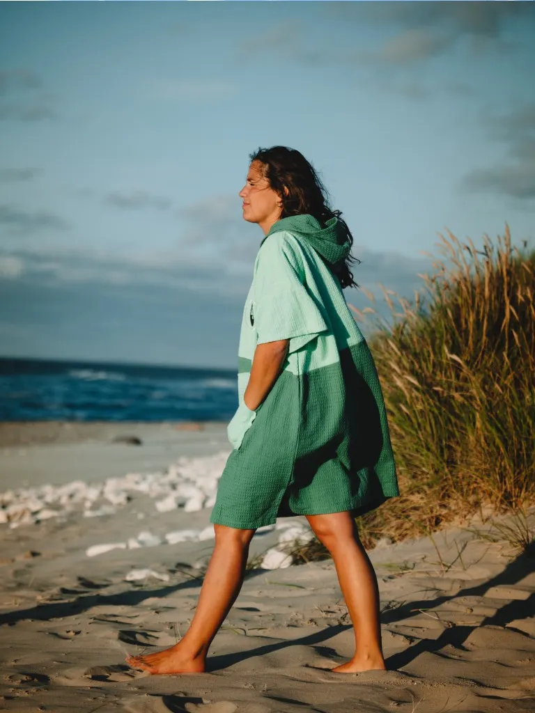 Femeie care poarta un poncho plaja dama colorat, pentru plaja, scuba sau surfing, culoare verde deschis si verde inchis