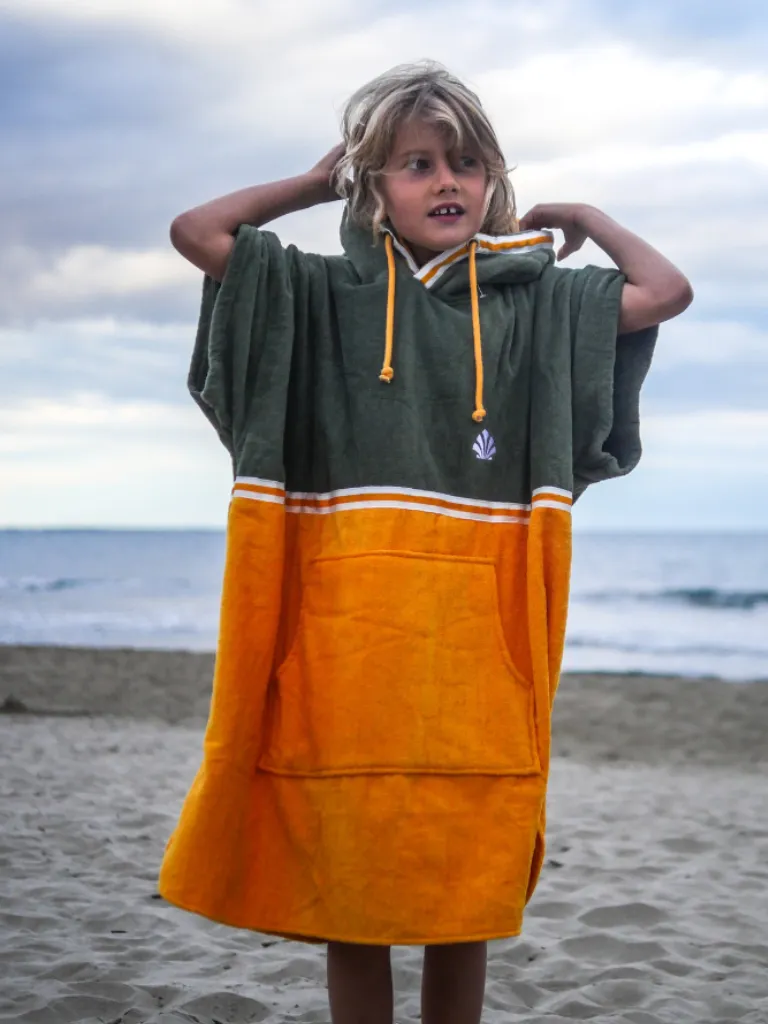 Copil care poarta un poncho plaja copii din bumbac, culoare galben cu mustar