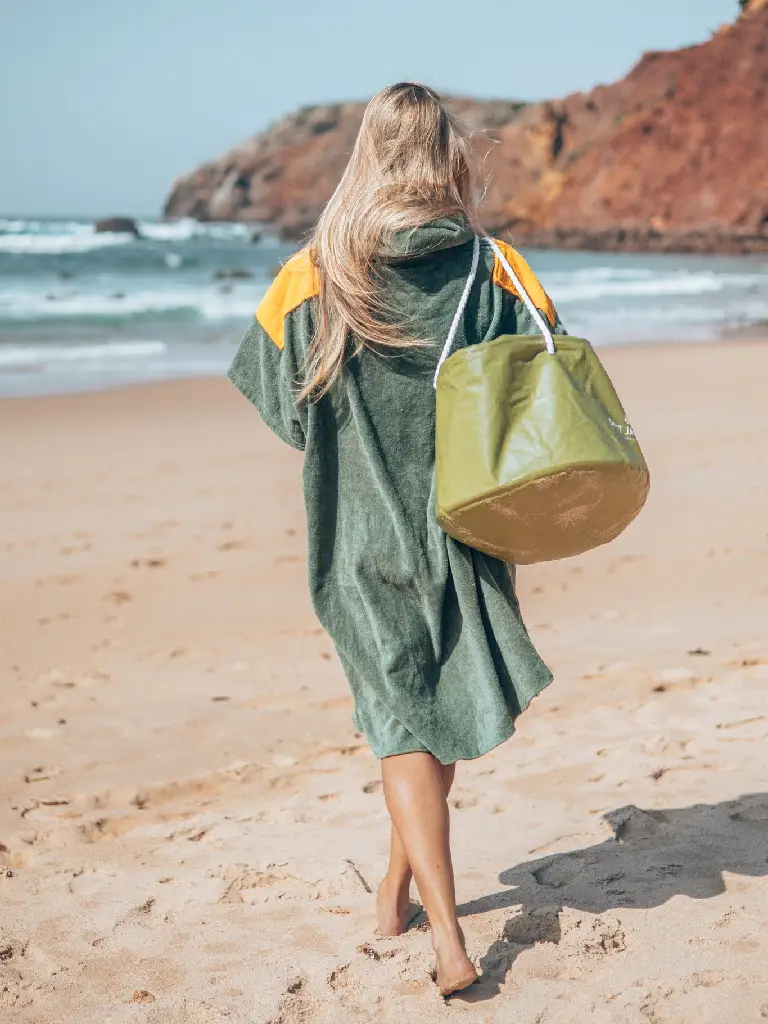 Femeie care poarta un poncho plaja dama din bumbac, culoare kaki cu galben