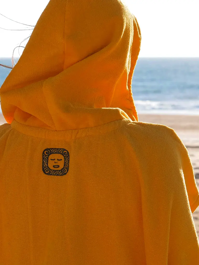 Femeie care poarta haine plaja, un poncho de plaja dama culoare galben