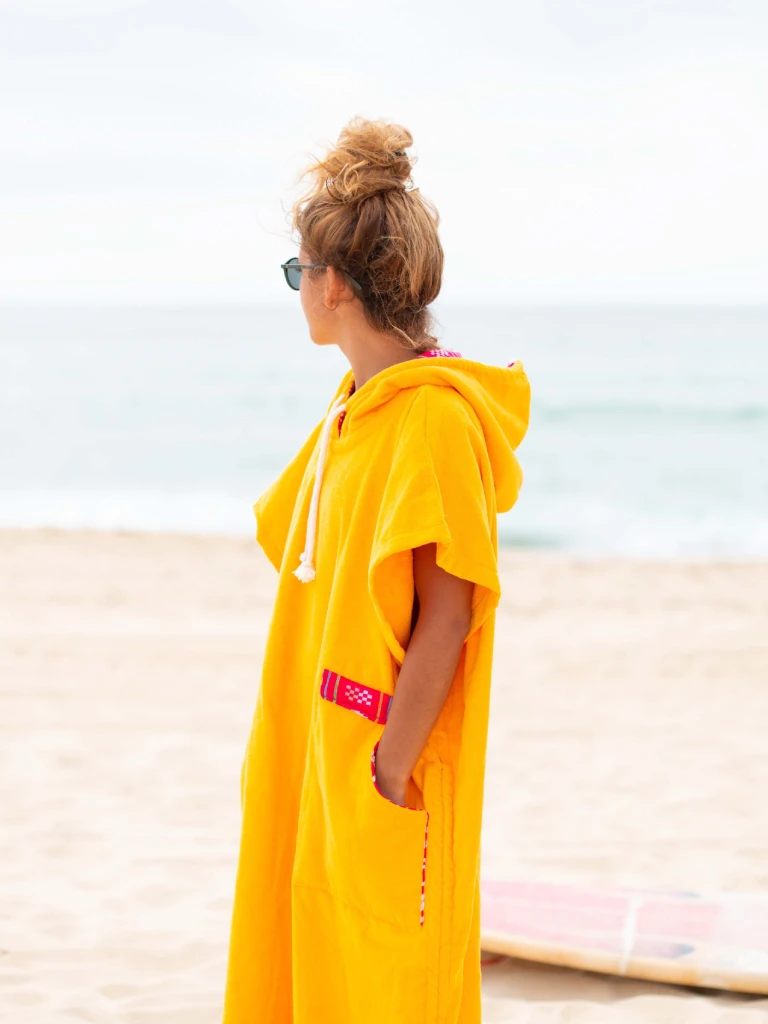 Femeie care poarta un poncho plaja dama din bumbac, culoare galben