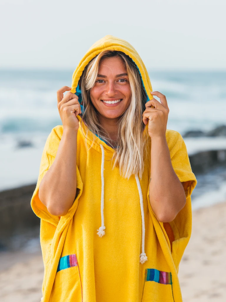 Femeie care poarta un poncho plaja dama din bumbac, culoare galben