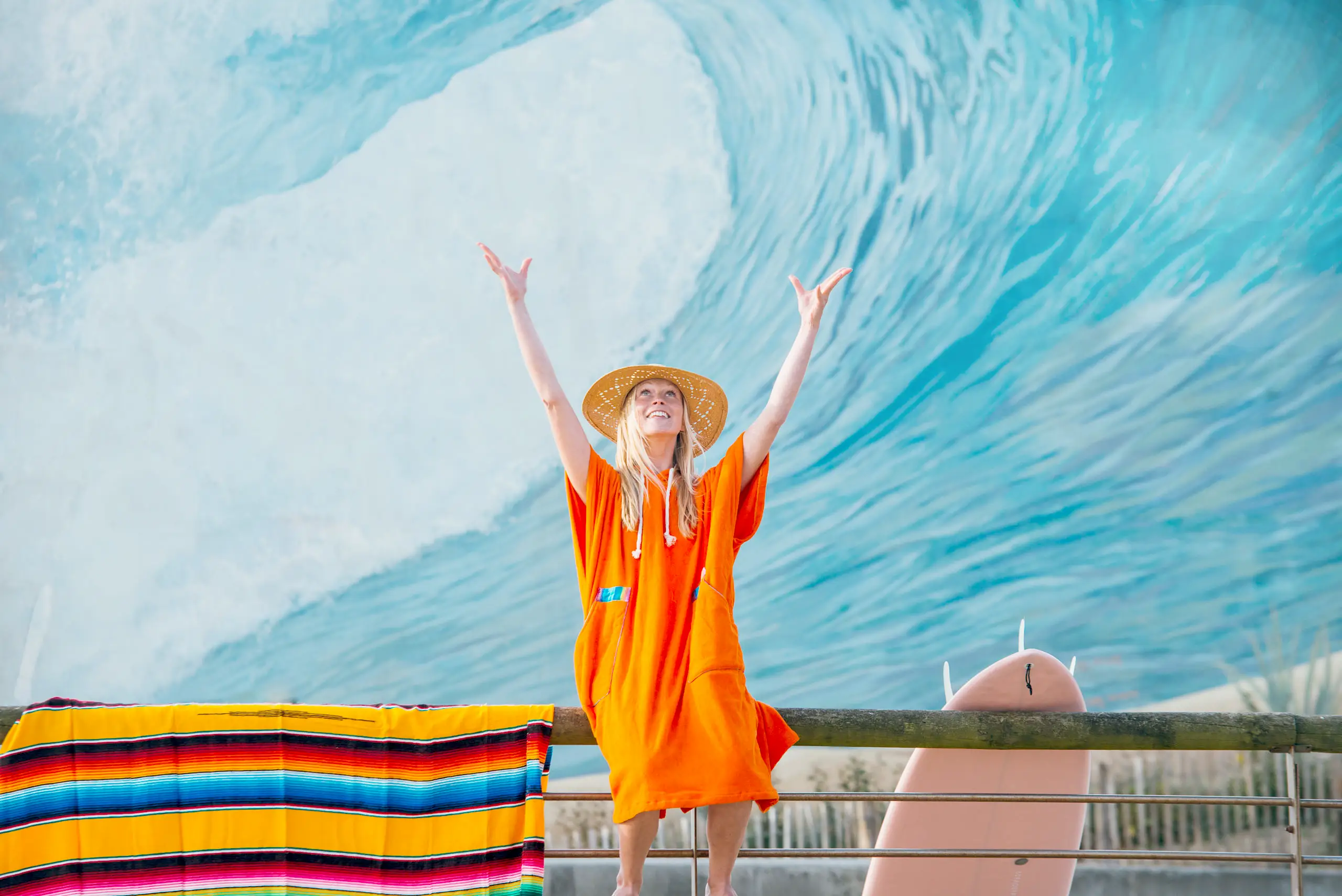 Femei care poarta haine plajă - un poncho de plaja din bumbac culoare portocalie