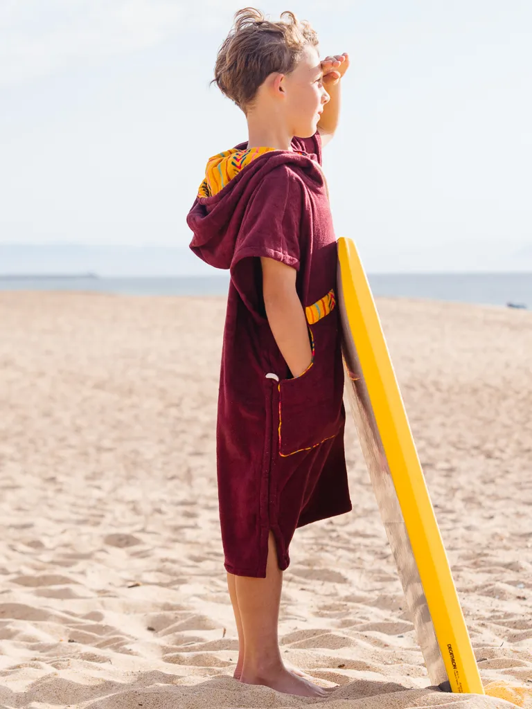 Copil care poarta un poncho plaja copii din bumbac, culoare visinie