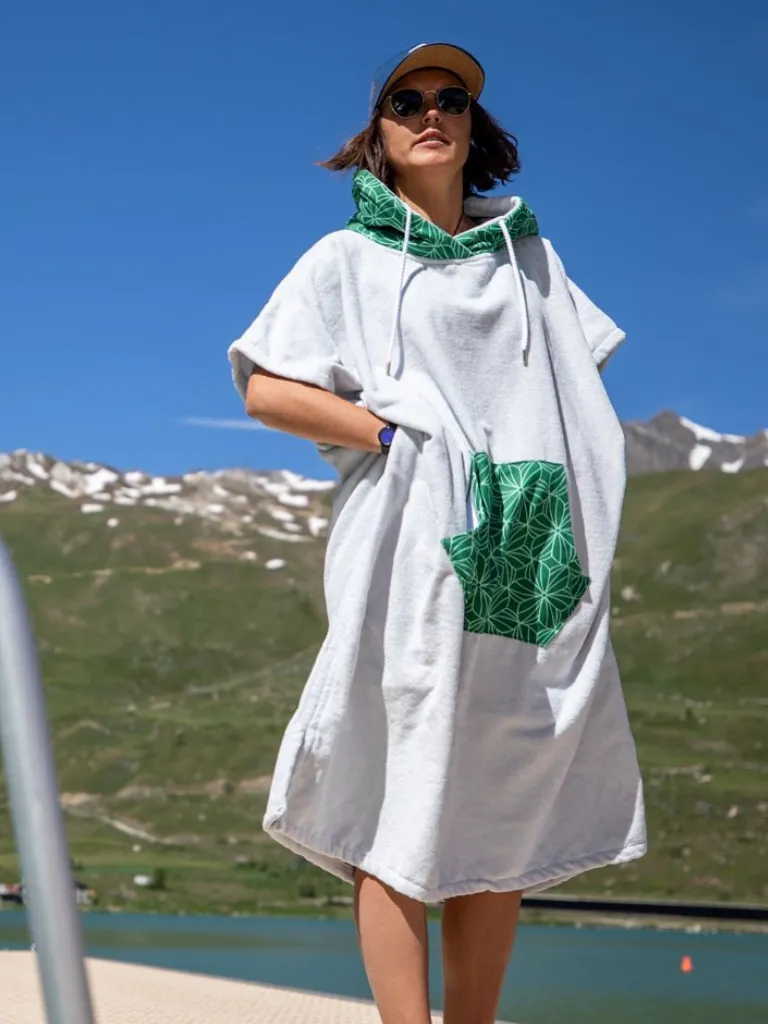 Femeie care poarta un poncho plaja dama culoare gri cu verde