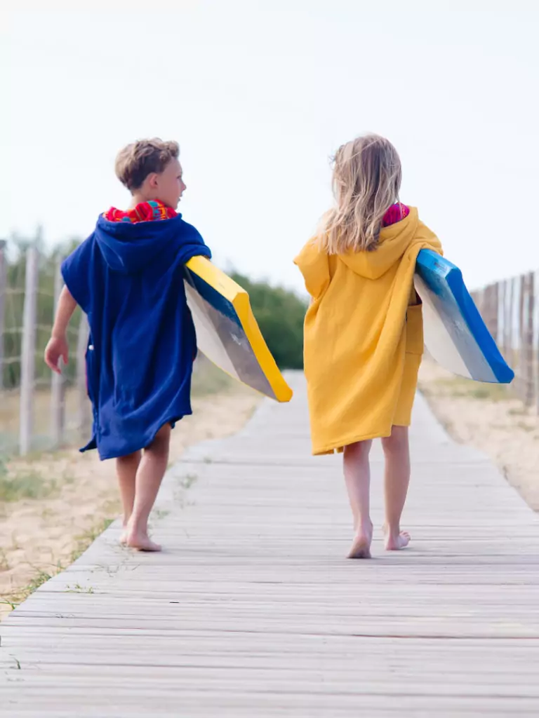 Doi copii care poarta poncho plaja copii din bumbac, culoare albastru si galben