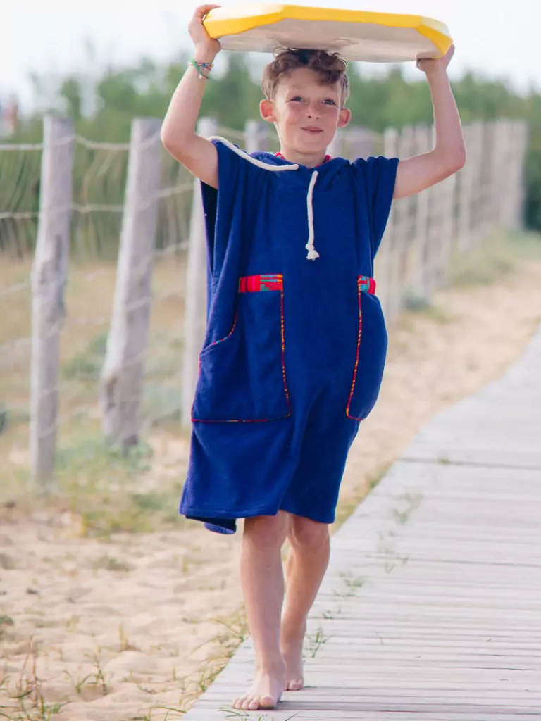 Copil care poarta un poncho plaja copii din bumbac, culoare albastru