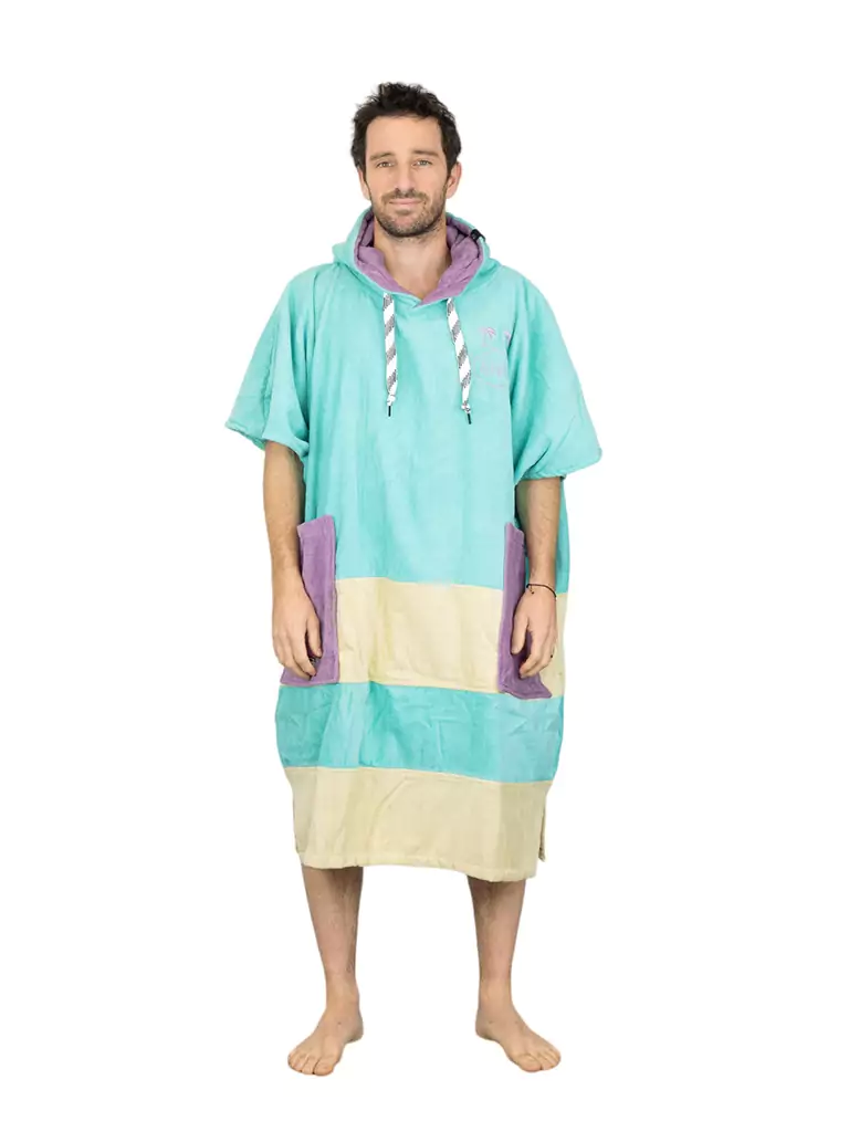 Barbat care poarta un poncho de plaja culoare aqua, crem, violet