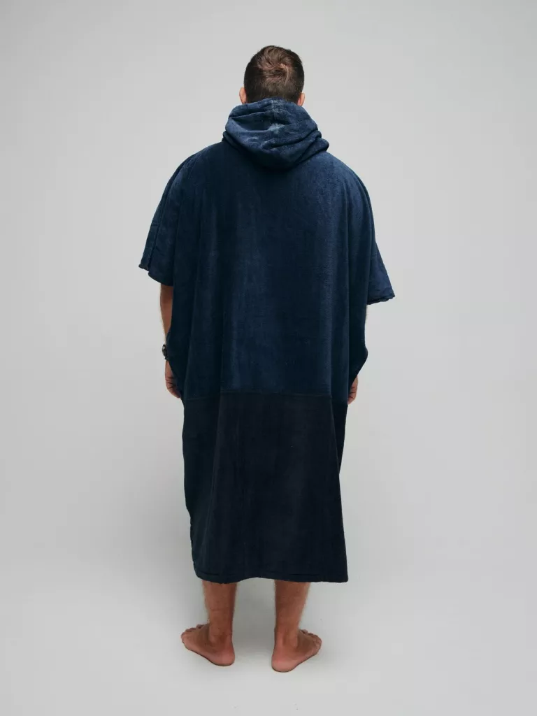 Barbat care poarta Poncho plaja barbati | All In Blue Surf | Culori