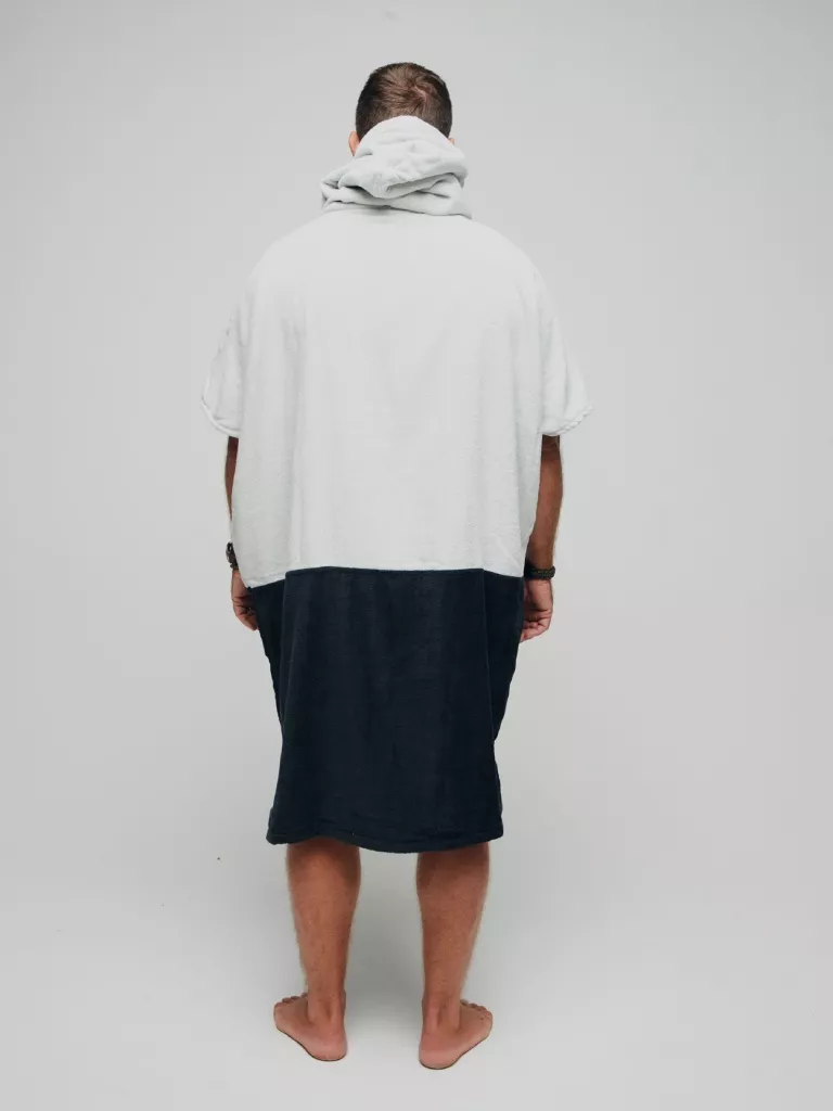 Barbat care poarta Poncho Plaja Barbati | All In Black Mouse | Culori alb, negru