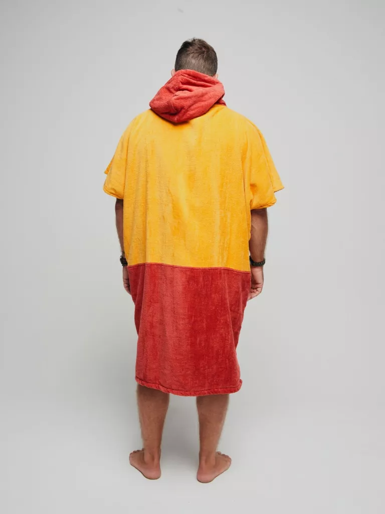 Barbat care poarta Poncho Plaja Barbati | All In Chasing Belhara | Culori galben, portocaliu