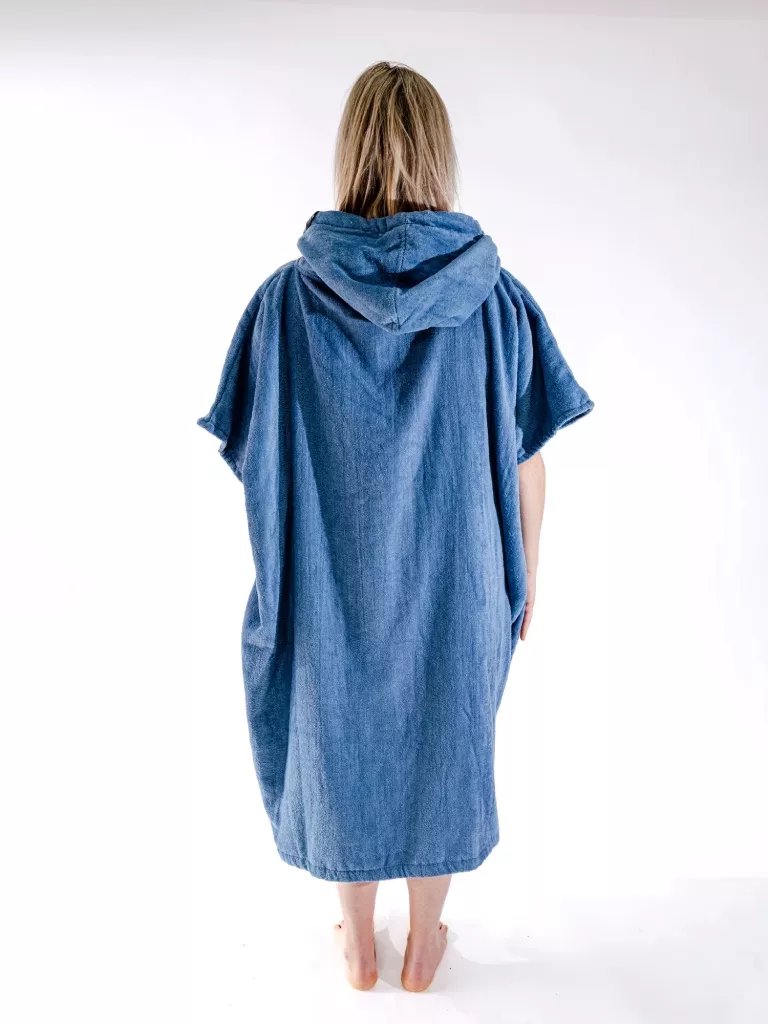 Femeie care poarta Poncho plaja dama | All In Island | Culori albastru, alb