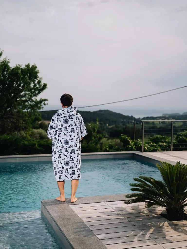 Barbat care poarta Poncho plaja barbati | All In Kai | Culori gri, negru, alb