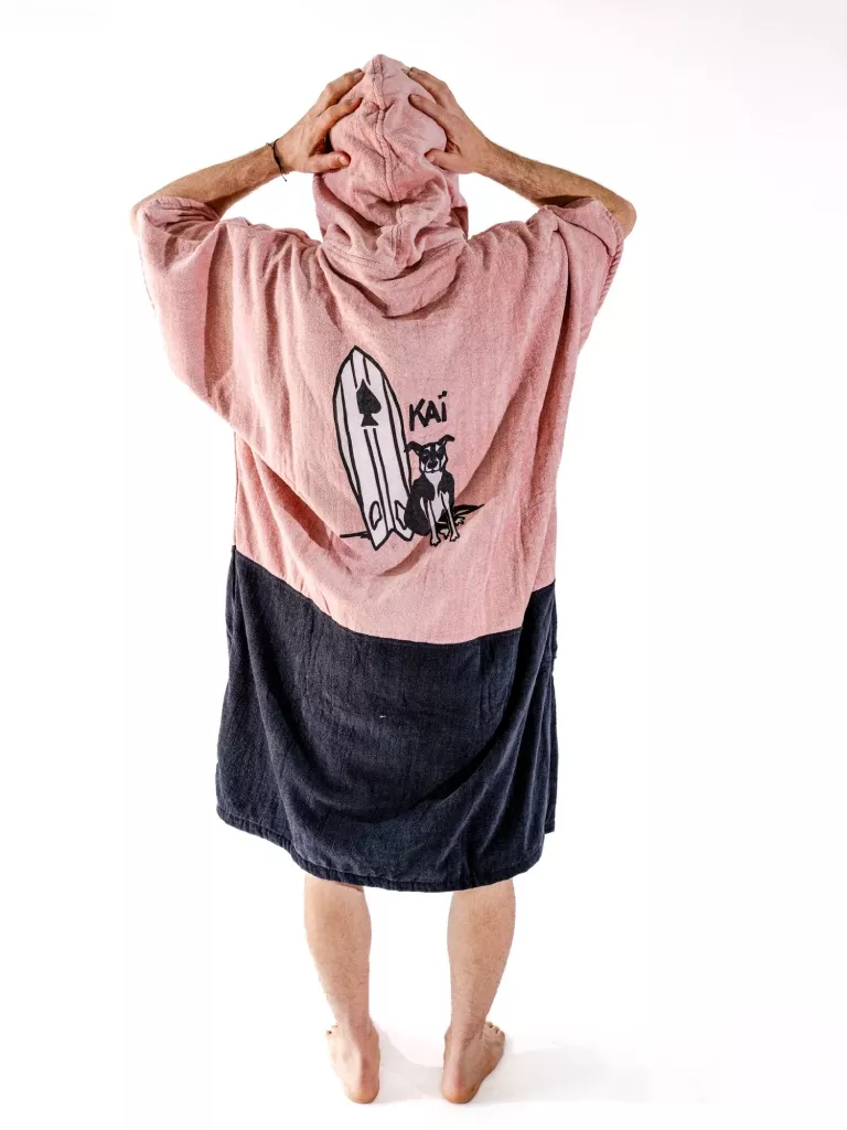 Barbat care poarta Poncho plaja barbati | All In Kai Surf | Culori bleumarin, roz