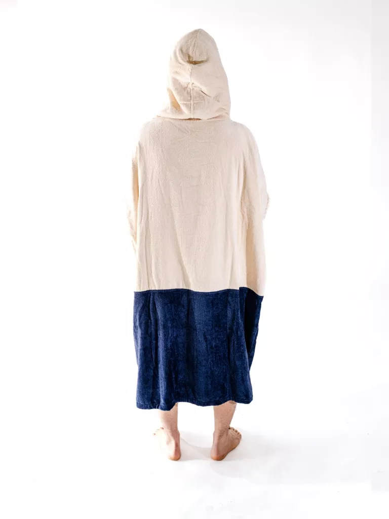 Barbat care poarta Poncho plaja barbati | All In Maskot | Culori alb, albastru, portocaliu, verde