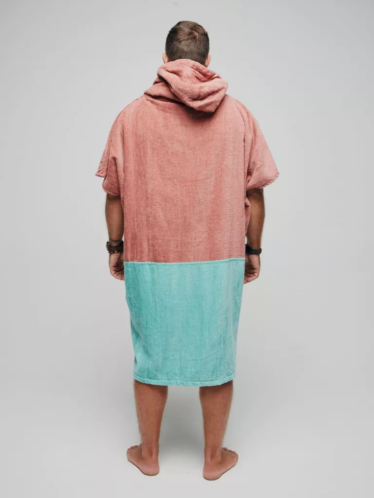 Barbat care poarta Poncho plaja barbati | All In Terra Blue | Culori turcoaz, roz, bleumarin