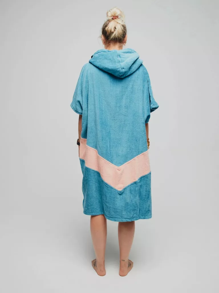 Femeie care poarta Poncho plaja dama | All In Blue Madame | Culori albastru, roz