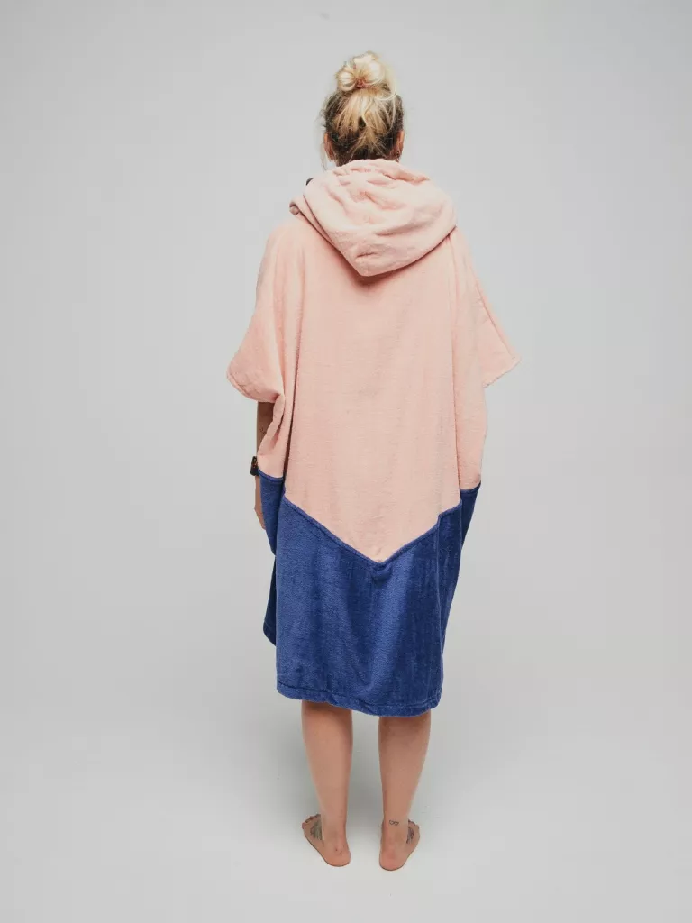 Femeie care poarta Poncho plaja dama | All In Chasing Madame | Culori albastru, roz