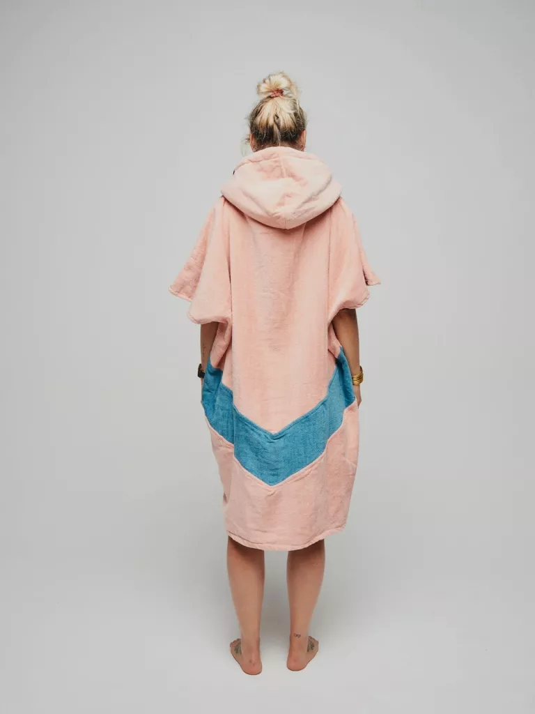 Femeie care poarta Poncho plaja dama | All In Coral Blue | Culori roz, albastru