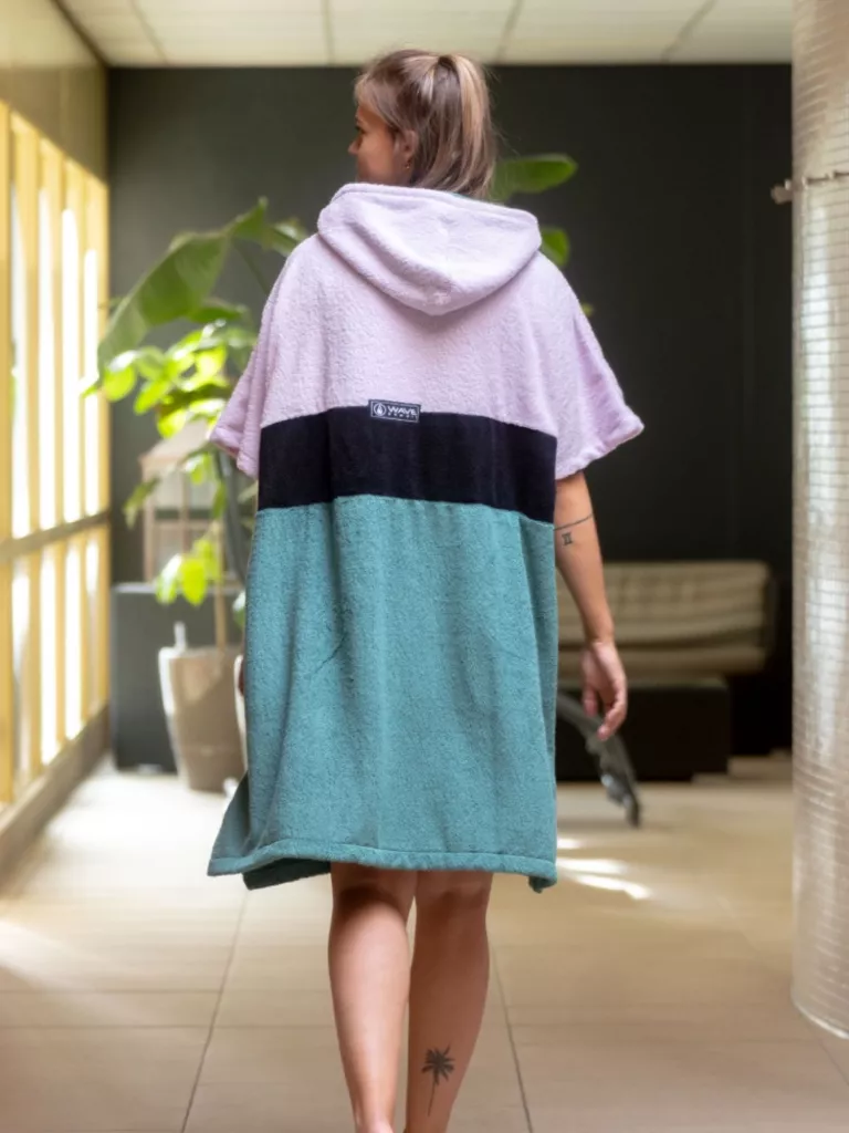 Femeie care poarta Poncho plaja dama | Wave Hawaii Amorosa | Culori verde, negru, alb
