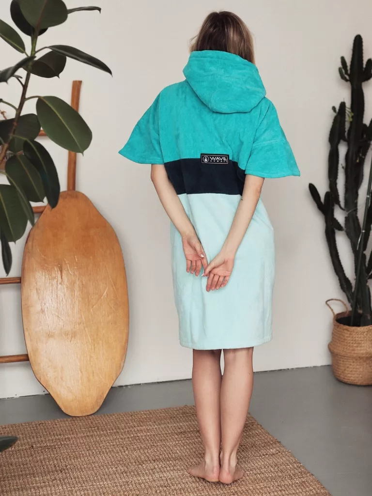 Femeie care poarta Poncho plaja dama | Wave Hawaii Cotillo | Culori turcoaz, negru