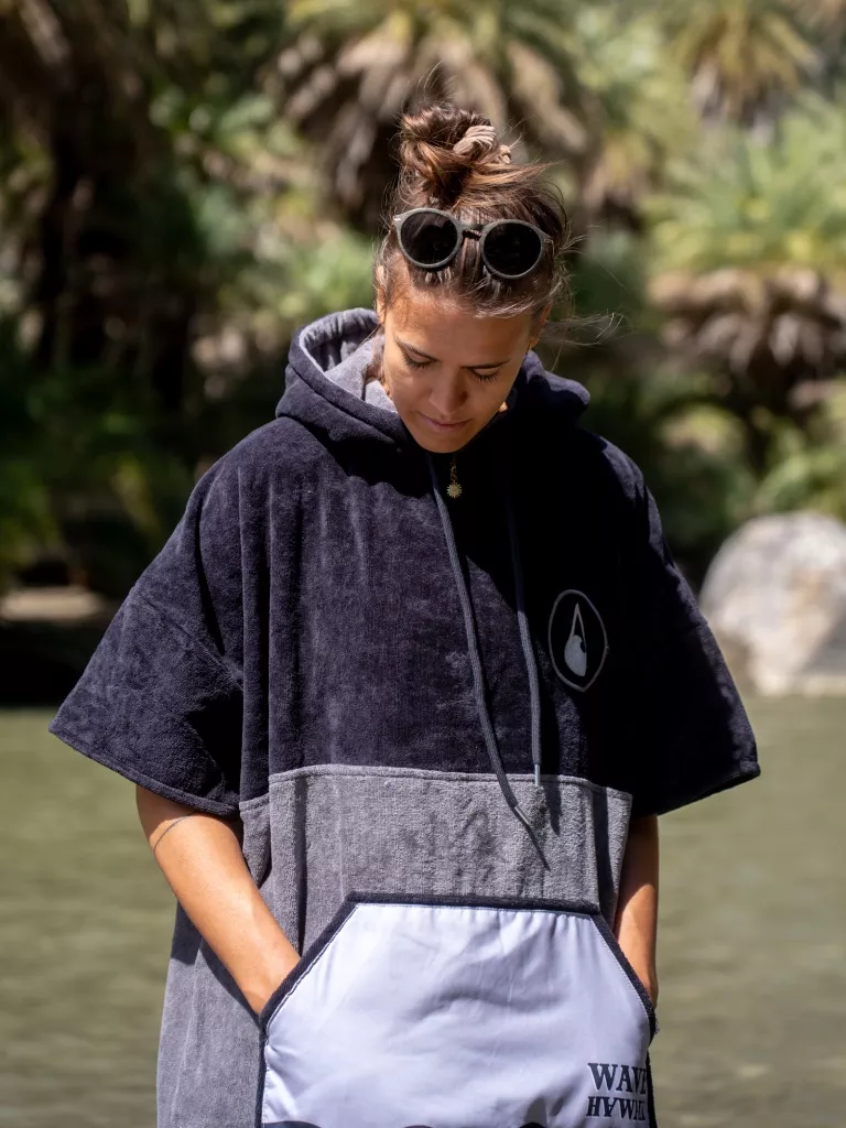 Femeie care poarta Poncho plaja dama | Wave Hawaii Durban | Culori negru, gri, alb
