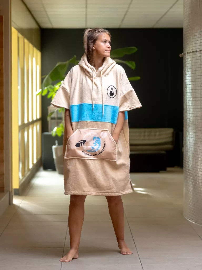 Femeie care poarta Poncho plaja dama | Wave Hawaii Necking | Culori maro, albastru