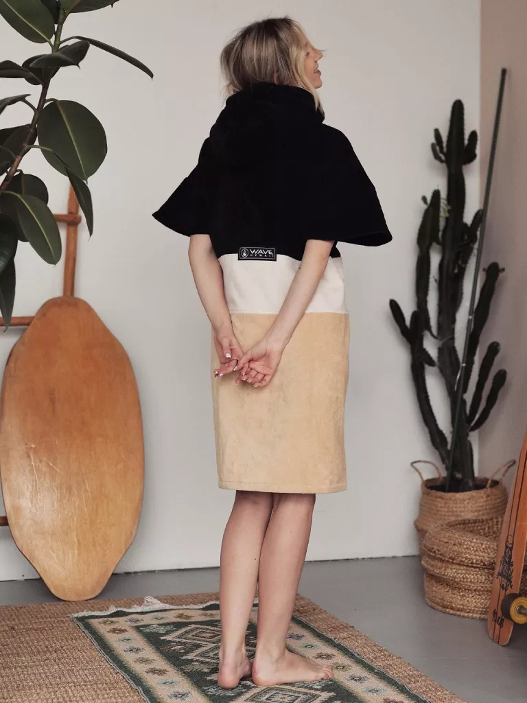 Femeie care poarta Poncho plaja dama | Wave Hawaii Safaga | Culori maro, bej, negru